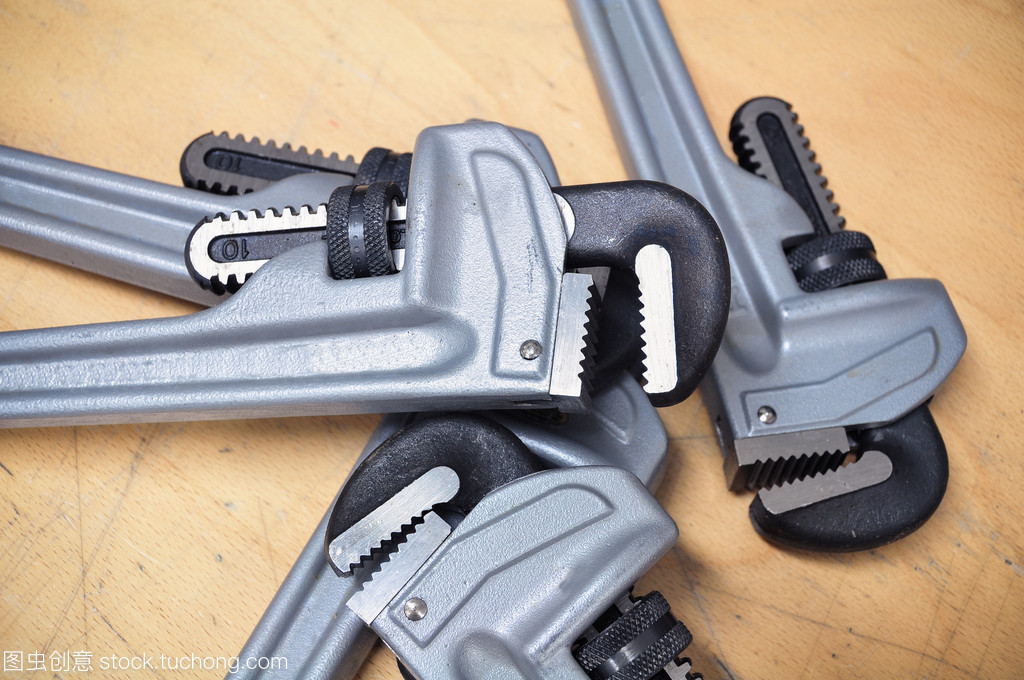 木制背景下的辛勤乐章——扳手与管钳的五金工具颂歌